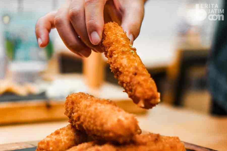 Nuggets kerap jadi pilihan pelengkap makanan atau sekadar kedapan (foto : Clint Bustrillos, Unsplash)