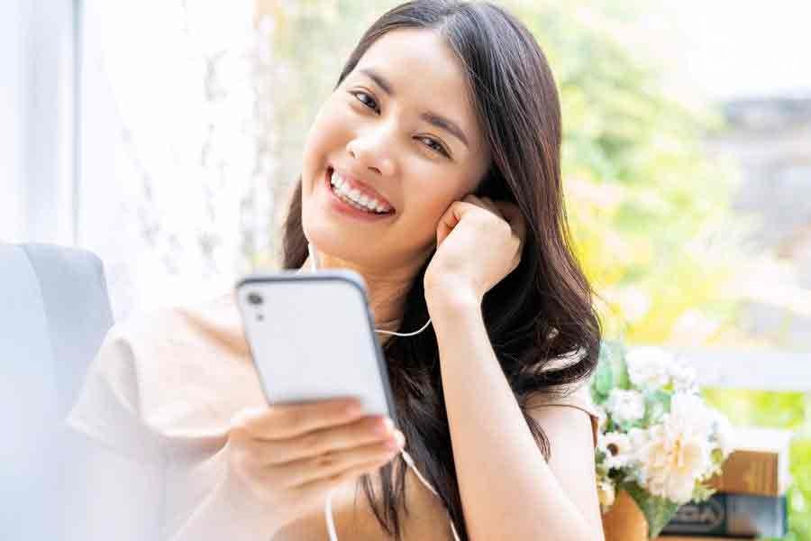 Ilustrasi mendengarkan musik (foto : xframe.io)