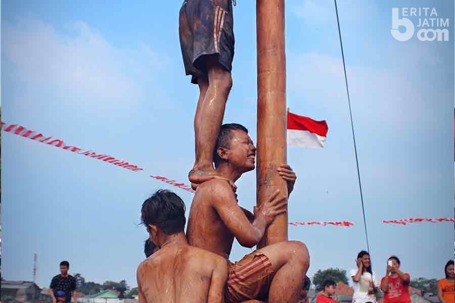 Panjat Pinang, Antara Tradisi dan Usaha Mencari Sesuap Nasi