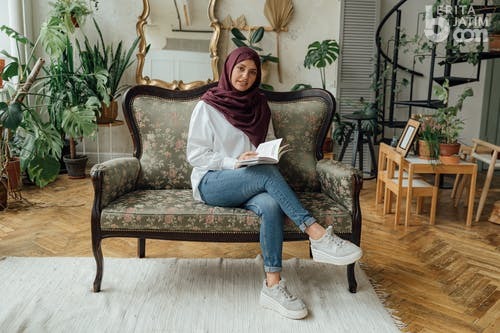 Pemilik Kulit Sawo Matang Bisa Coba 4 Warna Hijab Ini