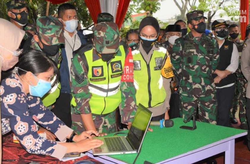 Babinsa Polowijen Kota Malang Jelaskan ke Panglima TNI Operasikan Aplikasi Silacak dan Inaris