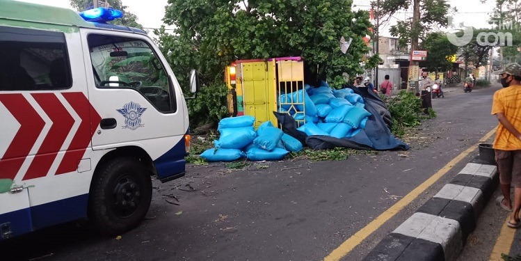 Hindari Pemotor, Truk Tabrak Pohon di Jl Sukarno-Hatta Jombang