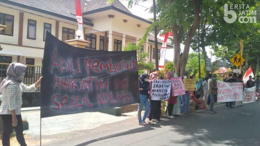 Keluarga Bocah 4 Tahun Korban Pembunuhan Geruduk PN Sumenep