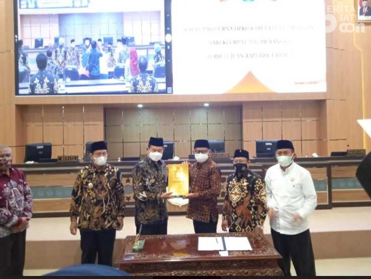 DPRD Lamongan Sahkan 6 Raperda Menjadi Perda