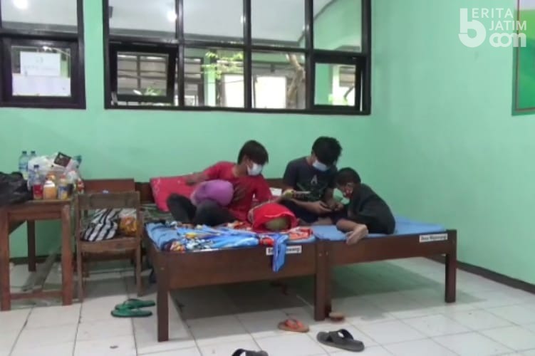 Tiga Anak Yatim Diboyong ke Rumah Isolasi saat Makam Sang Ibu Masih Basah
