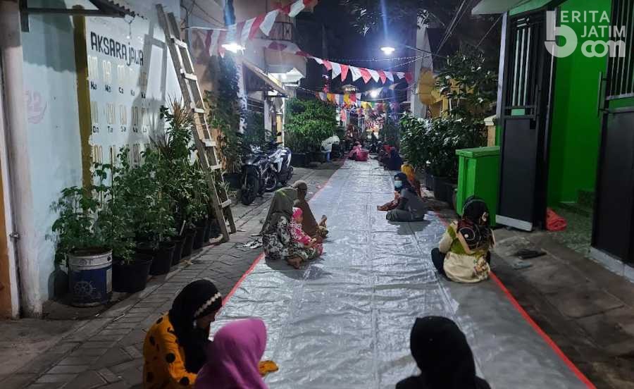 Tirakatan Warga Kampung di Surabaya dengan Prokes