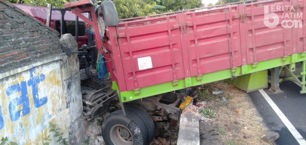 Oleng ke Kanan, ‘Tractor Head’ di Jombang Tabrak Rumah