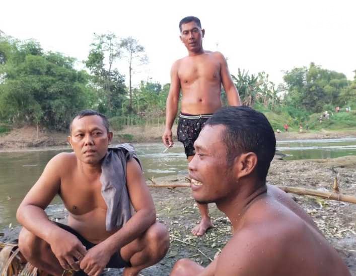 Begini Cerita Warga Menyelam Demi Temukan Dua Pelajar Ngawi Tenggelam