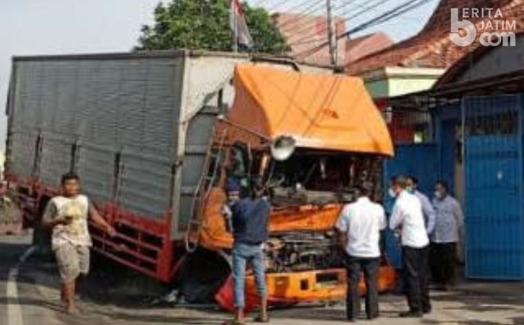 Truk Tabrak Kantor Kecamatan Duduksampeyan, Sopirnya Ngantuk