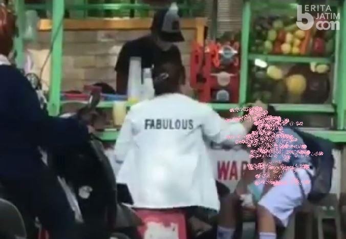 Viral, Ibu di Gresik Pukuli Anak di Depan Umum