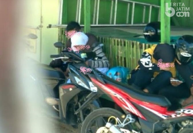 Remaja yang Asyik Pelukan Sontak Kabur Lihat Mobil Satpol PP