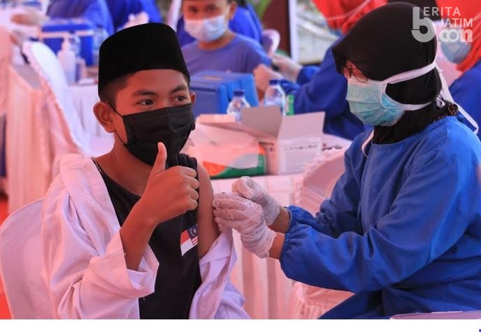 470 Santri Ikuti Vaksinasi Polres Madiun di Ponpes Darussalam Mekar Agung