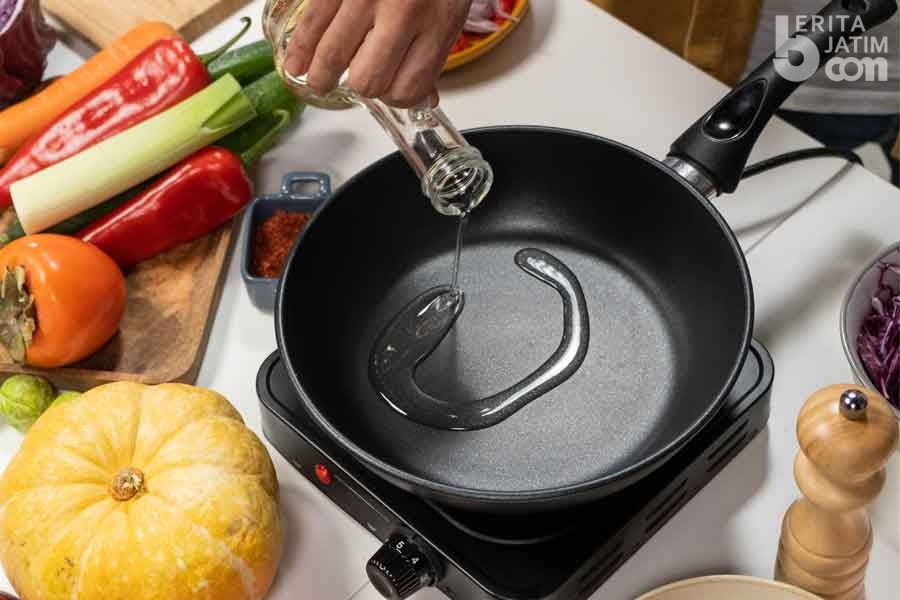 Mendaur Minyak Goreng Bekas Jadi Pupuk Tanaman