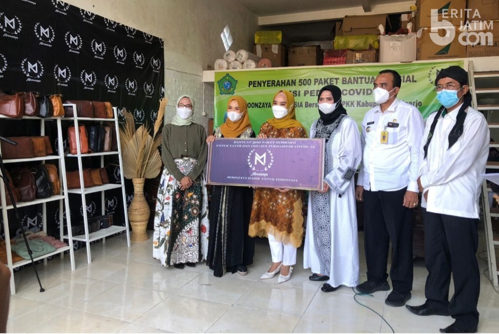 Moonzaya Indonesia Bagikan Ratusan Paket Sembako