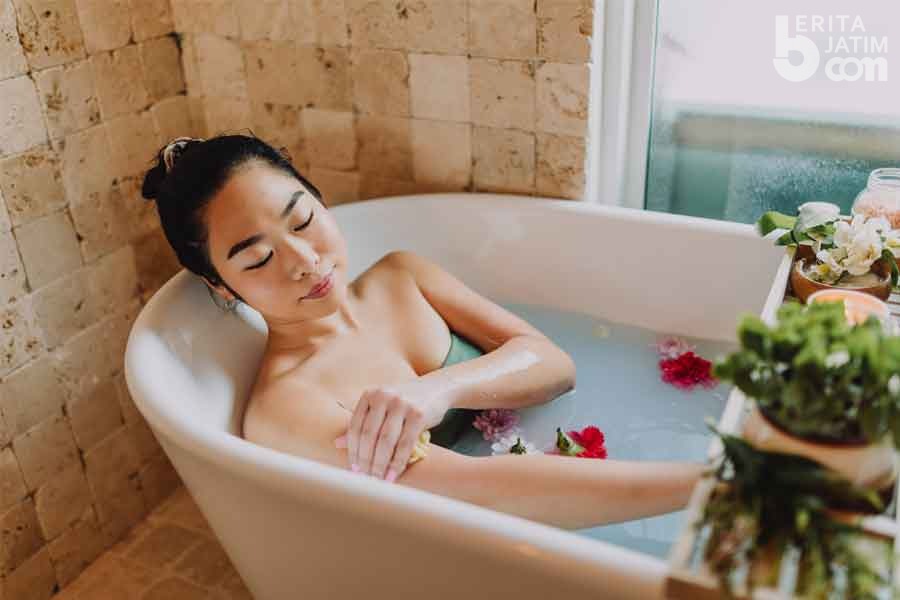 Ilustrasi mandi malam hari yang dipercaya tidak baik. (Foto: Rodnae Production, pexels)
