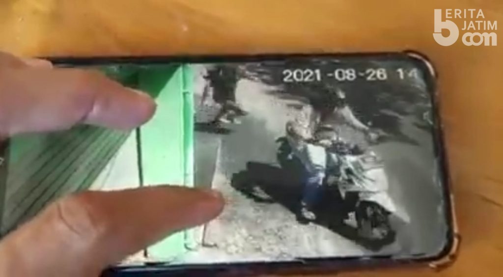 Beraksi di Siang Bolong, Maling Motor Terekam CCTV