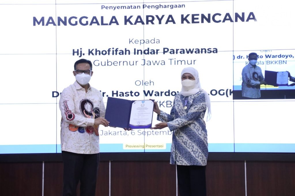 BKKBN RI Anugerahi ‘Manggala Karya Kencana 2021’ ke Gubernur Khofifah
