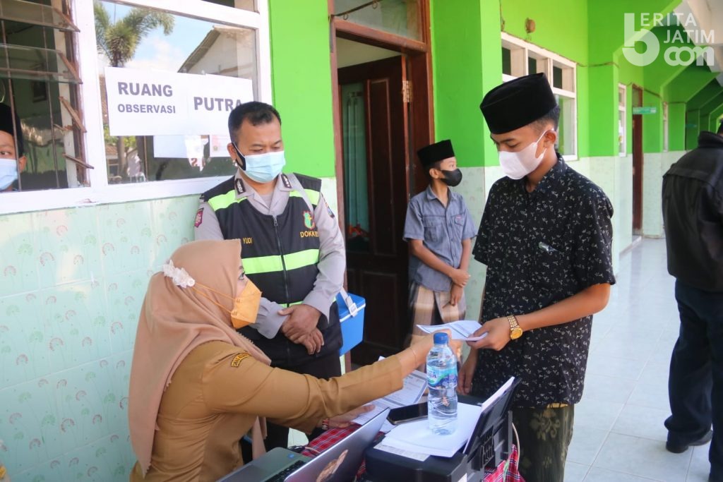 Ratusan Santri Ponpes Miftahul Ulum Gondanglegi Ikuti Vaksinasi Merdeka