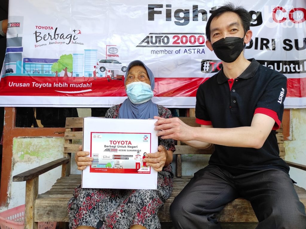 Auto2000 Suharmadji Kediri Bagikan 170 Bingkisan Sembako kepada Warga sekitar yang Terdampak Covid-19