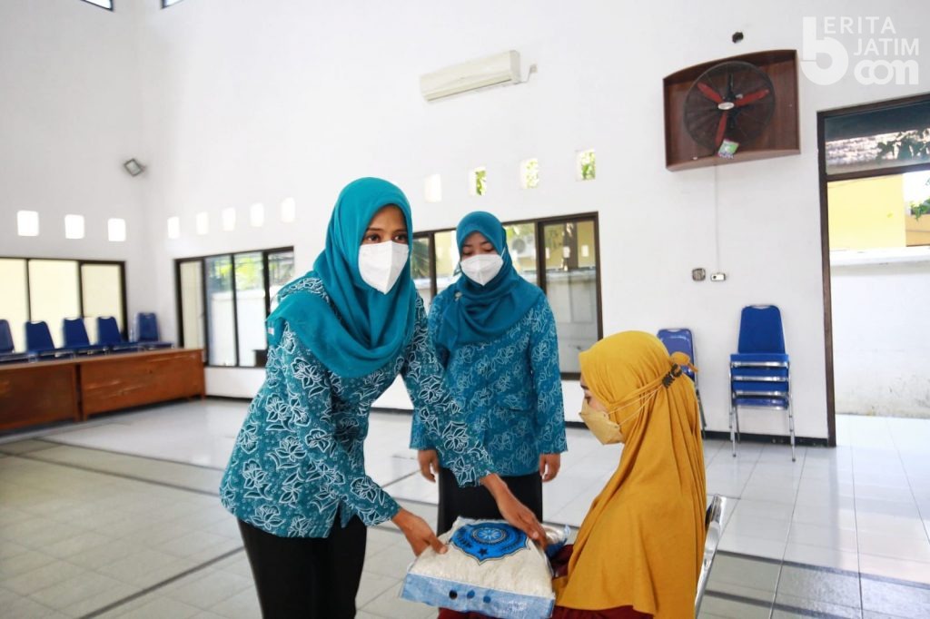 Ketua TP PKK Kota Kediri Salurkan Bantuan Kepada Ibu Hamil, Lansia, dan Warga Kurang Mampu