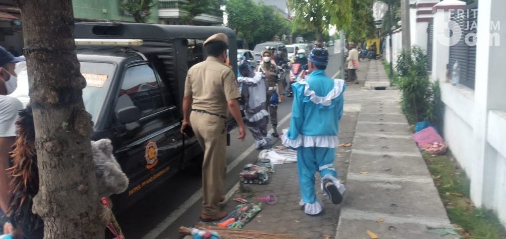 Badut di Lampu Merah Terjaring Razia Satpol PP Bangkalan