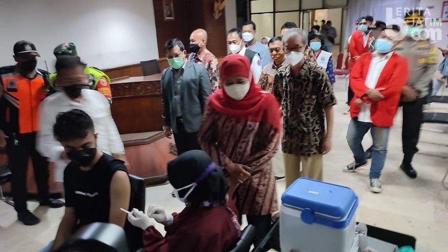 Gubernur Khofifah Hadiri Vaksinansi Massal di Untag Surabaya