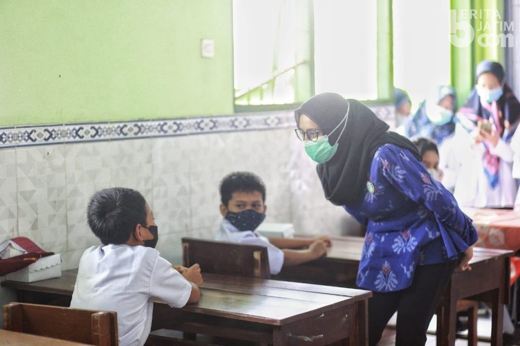Serahkan Bantuan Buku, Begini Pesan Bunda Baca Kota Kediri