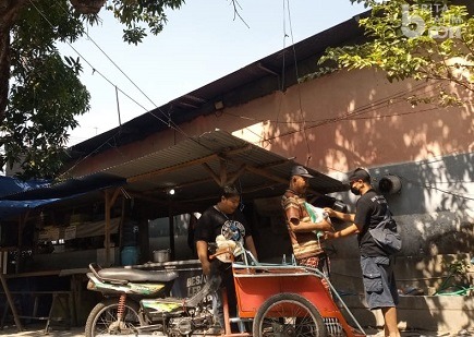 Berusia 1 Dekade, Curva Boys Bagikan 500 Paket Sembako foto beritajatim.com