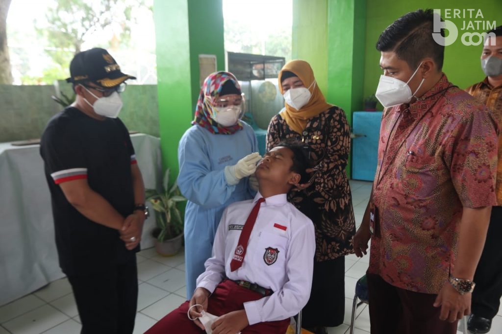 Pemkot Malang Lakukan Swab Rutin ke Sekolah Untuk Cegah Klaster Covid-19 Swab siswa di sekolahan Kota Malang.