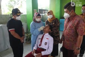 Pemkot Malang Lakukan Swab Rutin ke Sekolah Untuk Cegah Klaster Covid-19 Swab siswa di sekolahan Kota Malang.
