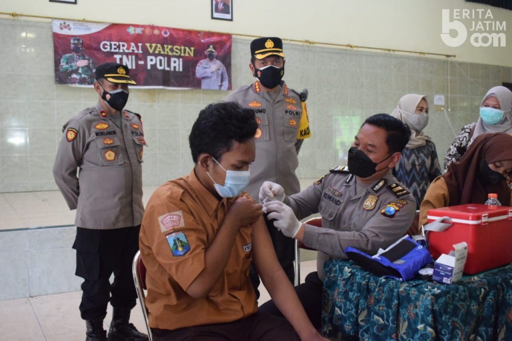 Kapolresta Sidoarjo Pantau PTM dan Vaksinasi di SMK 1 Krian