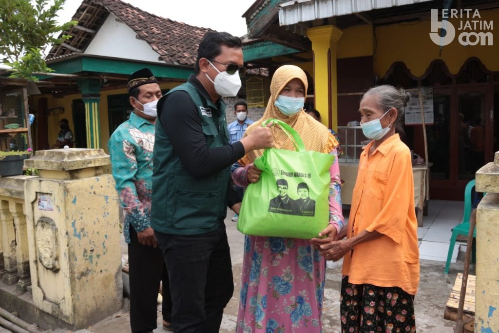 Bupati Gus Muhdlor Serahkan Bansos di Empat Desa