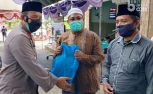 Polres Pamekasan Bagikan Sembako dan Masker
