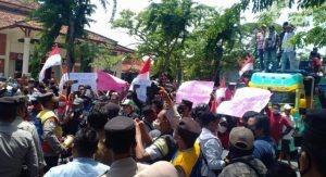 Aktivis Pamekasan Demo 3 Tahun Kepemimpinan Badrut Tamam