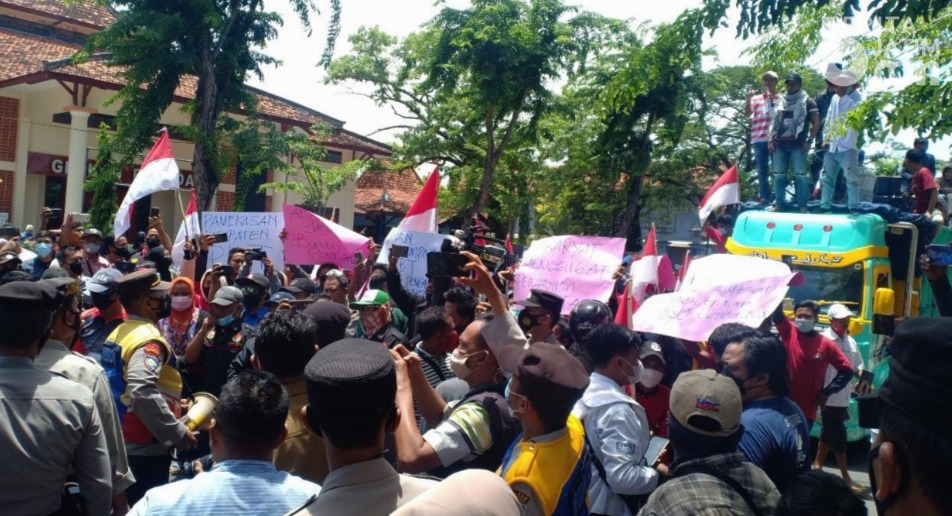Aktivis Pamekasan Demo 3 Tahun Kepemimpinan Badrut Tamam