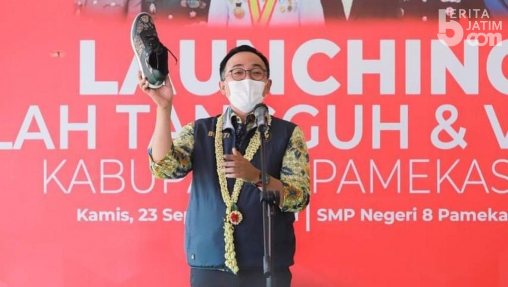 Bupati Badrut Tamam Promosikan Sepatu Produk WUB