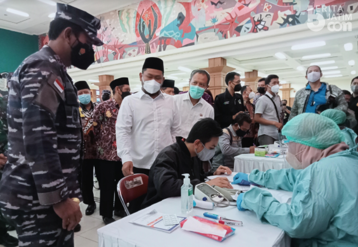 Koarmada II Vaksinasi Ribuan Masyarakat Gresik