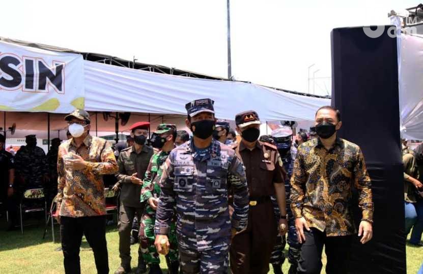 Pangkoarmada II dan Wali Kota Surabaya Tinjau Serbuan Vaksinasi di Lapangan THOR