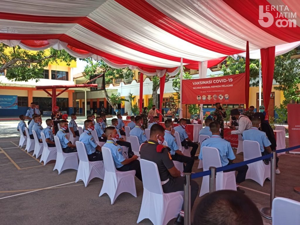 Presiden Jokowi Tinjau Vaksinasi Pelajar di SMK PGRI 2 Ponorogo