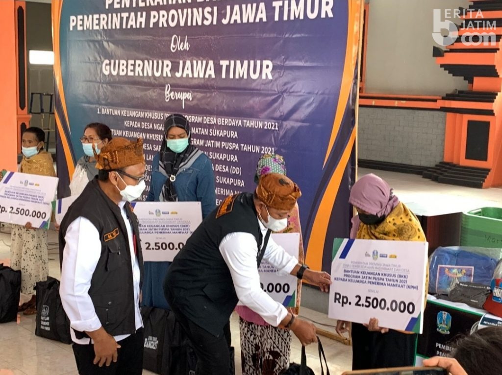 Pulihkan Ekonomi Jatim Bangkit, Gubernur Khofifah Salurkan Bantuan di Kawasan Bromo