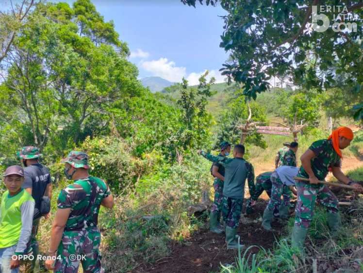 Satgas TMMD 112 Kodim Kediri Bersama Warga Perbaiki Drainase