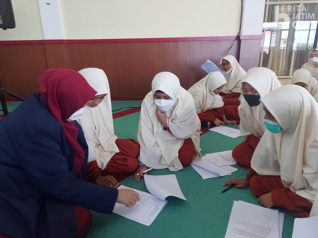 Peduli Santri, Mahasiswa FK Unair Beri Edukasi Kesehatan Reproduksi