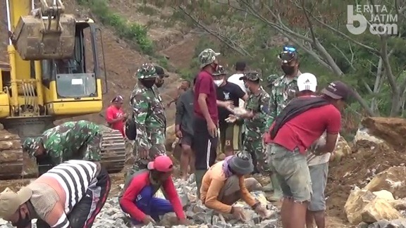 TMMD ke-112 Kodim 0809 Kediri, Pasukan TNI Lakukan Pengerasan Jalan