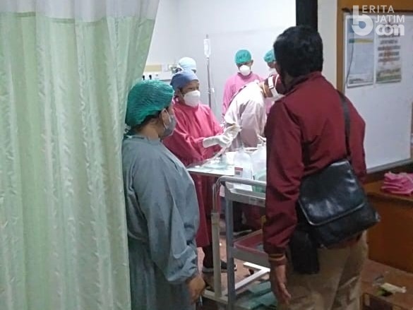 Tersengat Listrik saat Pasang Baliho, Warga Malang Terjun Bebas