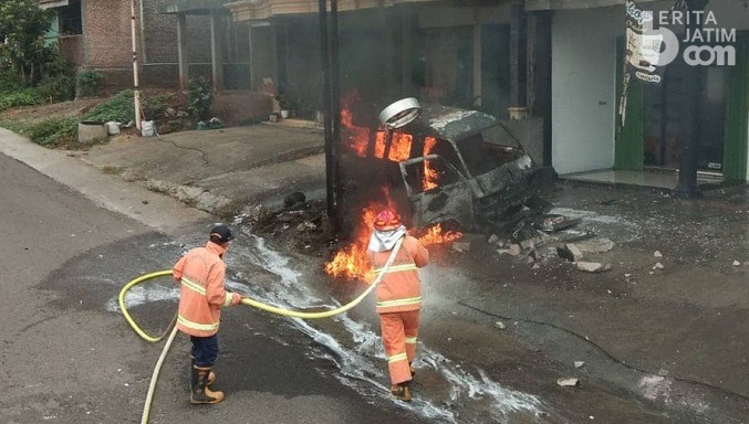 Angkut BBM, Mobil Terbakar di Jalan Raya Panekan Magetan