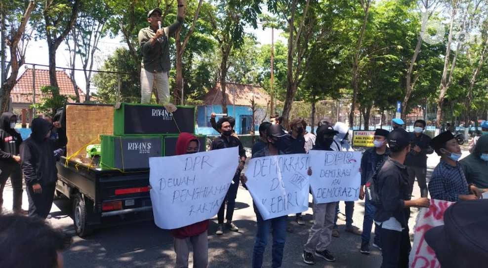 Aliansi Mahasiswa Sampang Gelar Aski Demo Tolak Pilkades Serentak 2025