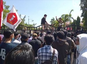 Listrik Tak Kunjung Nyala, Mahasiswa Demo Kantor Bupati Sumenep