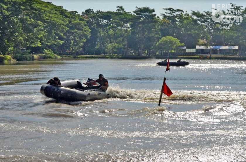 Marinir Gedangan Sidoarjo Unjuk Ketangkasan Slalom Rubber Boat