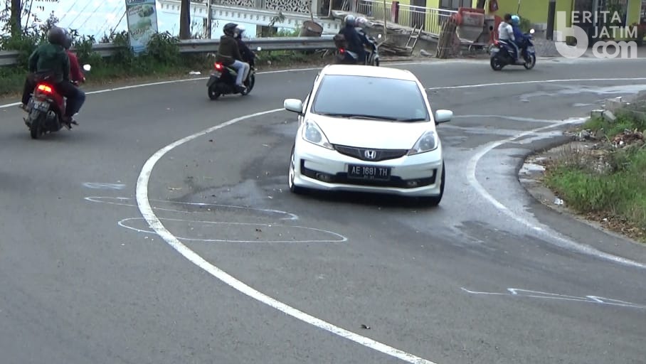 Scoopy Vs Hilux di Jalan Tembus Sarangan Magetan, Satu Tewas