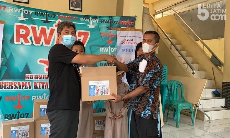 AMSI Crisis Center Bagikan Paket Kesehatan di Kawasan Tanah Tinggi